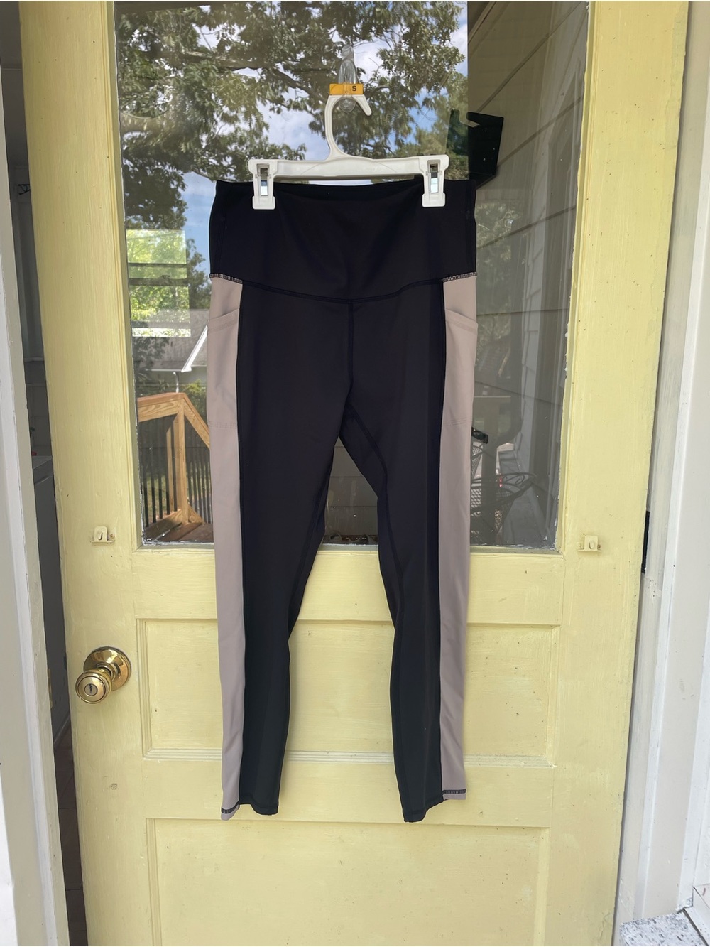 Movetheology High-Rise Colorblock Leggings in Black and Taupe